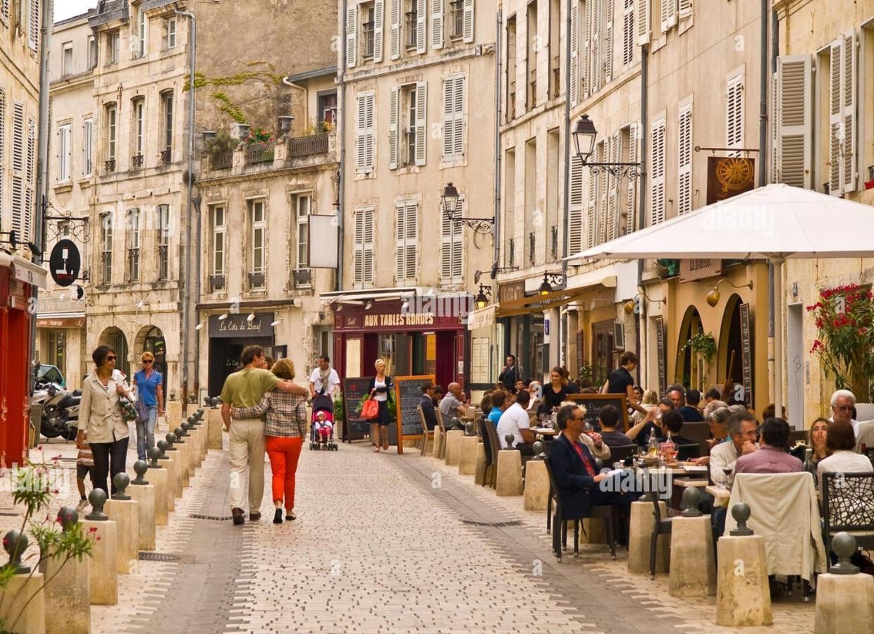 Charmant Cocon Iode Cosy Equipe, Baigne De Lumiere, Situe Au Coeur De La Rochelle A 1Min A Pied Du Marche Central Avec Tv Et Wifi Eksteriør bilde