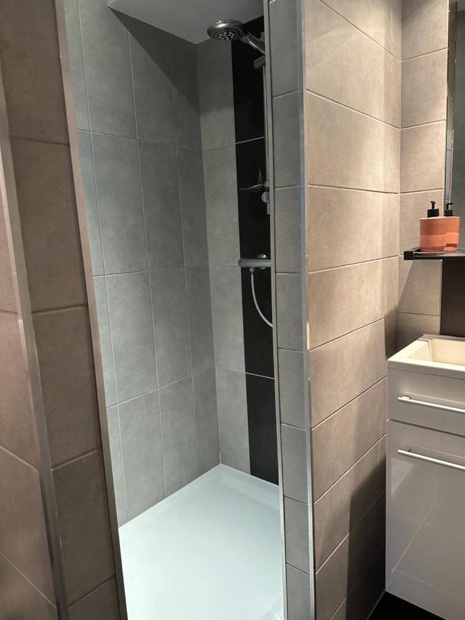 Charmant Cocon Iode Cosy Equipe, Baigne De Lumiere, Situe Au Coeur De La Rochelle A 1Min A Pied Du Marche Central Avec Tv Et Wifi Eksteriør bilde